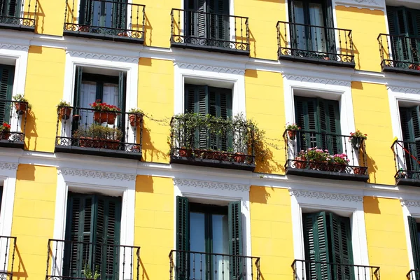 Välimeren arkkitehtuuri Espanjassa. Vanha kerrostalo Madridissa . — kuvapankkivalokuva
