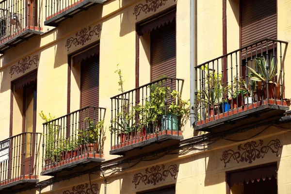 Välimeren arkkitehtuuri Espanjassa. Vanha kerrostalo Madridissa . — kuvapankkivalokuva