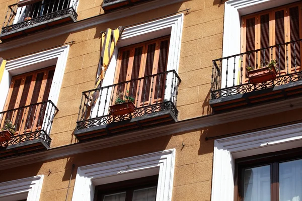 스페인의 지중해 건축입니다. 마드리드에서 오래 된 아파트 건물. — 스톡 사진