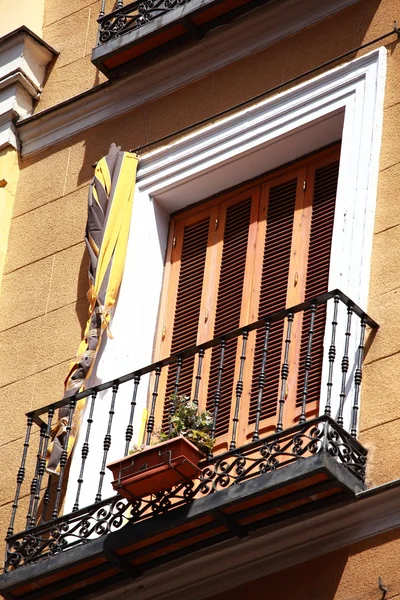 Mediterrane architectuur in Spanje. oude flatgebouw in madrid. — Stockfoto