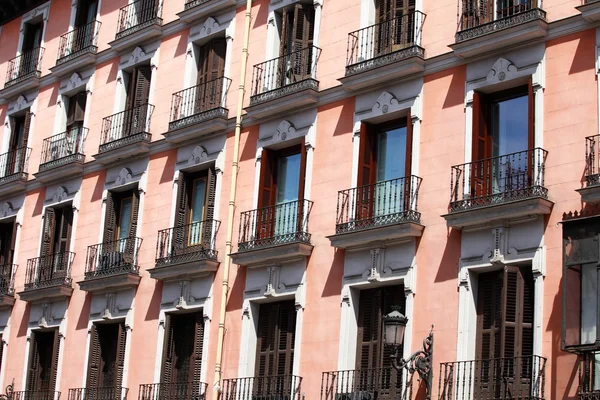 Mediterranean architecture in Spain. Old apartment building in Madrid. — Stock Photo, Image