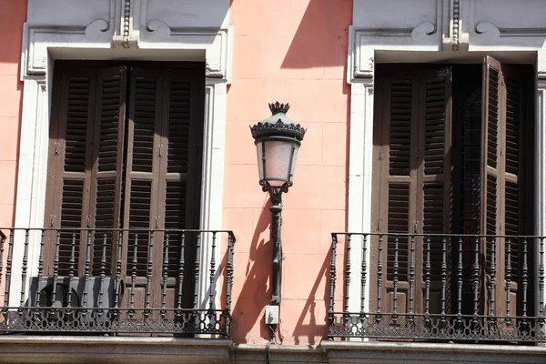 Arquitetura mediterrânica em Espanha. Edifício antigo apartamento em Madrid . — Fotografia de Stock