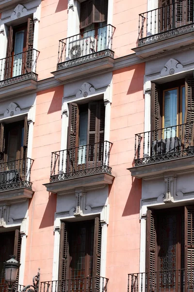 Середземноморська архітектура в Іспанії. старі будинки в Мадриді. — стокове фото