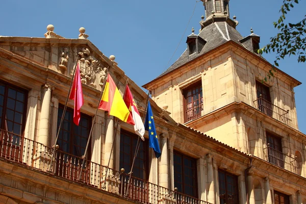 Krásná budova ayuntamiento v plaza del ayuntamiento, naproti katedrále. Toledo. Španělsko — Stock fotografie
