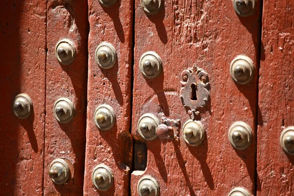 Eski ahşap kahverengi kapı kilidi — Stok fotoğraf