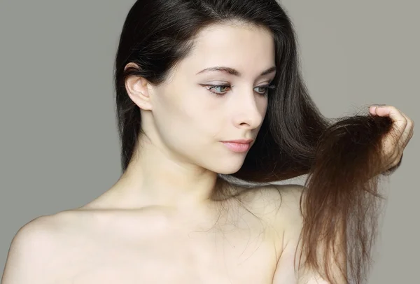 Vård av skadad kvinna hår. närbild porträtt av vacker kvinna — Stockfoto