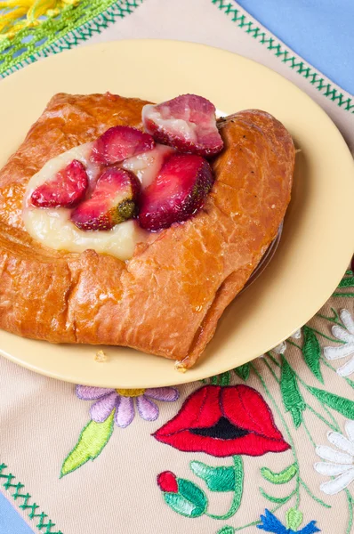 Kuchen mit Erdbeeren — Stockfoto