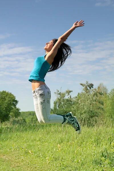 Ung kvinna i en vacker hoppa — Stockfoto