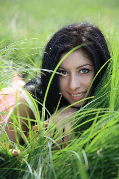 Bella giovane donna sdraiata sull'erba — Foto Stock