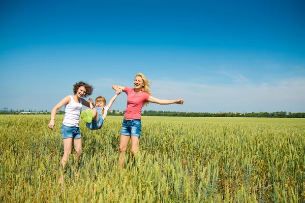Famílias se divertem no campo — Fotografia de Stock