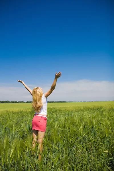 Vrouw genieten van in de natuur en de frisse lucht. — Stockfoto