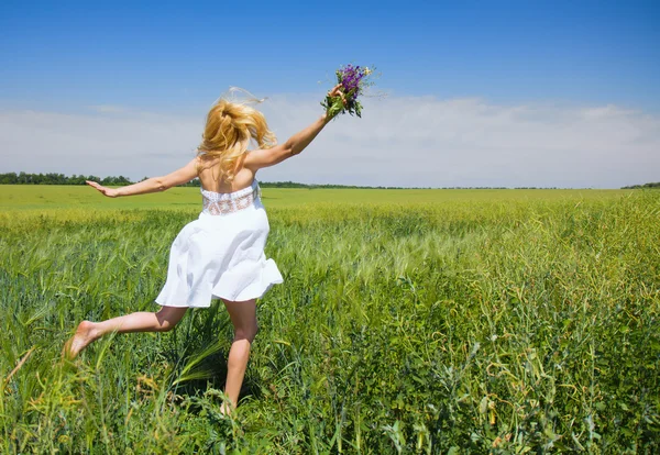 Vrouw genieten van in de natuur en de frisse lucht. — Stockfoto