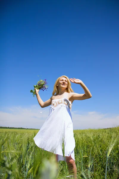 Kvinna njuter av i naturen och frisk luft. — Stockfoto