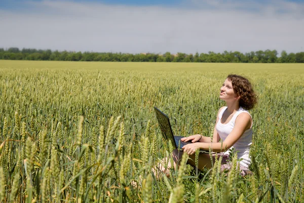 Vrouw in een veld — Stockfoto