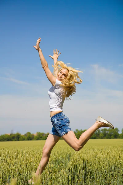 Mujer disfrutando en la naturaleza y el aire fresco . — Foto de Stock