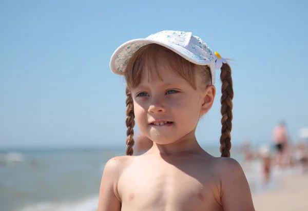 Πορτρέτο ενός μικρού κοριτσιού, παίζοντας στην παραλία. — Φωτογραφία Αρχείου