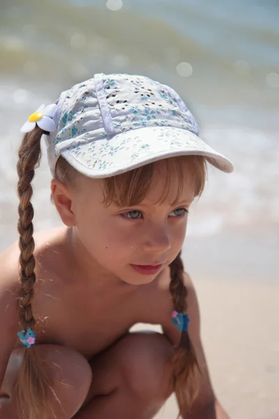 Portret van een klein meisje spelen op het strand. — Stockfoto