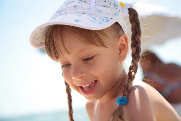 Retrato de uma menina brincando na praia . — Fotografia de Stock