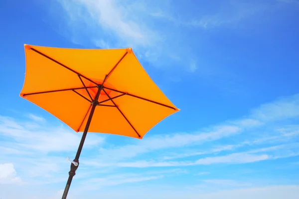 Parapluie de plage coloré  . — Photo