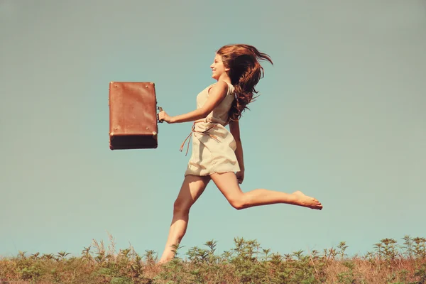 Dívka s kufrem. — Stock fotografie