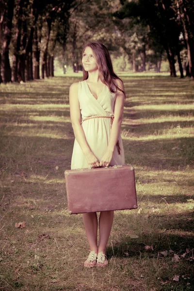Dívka s kufrem — Stock fotografie