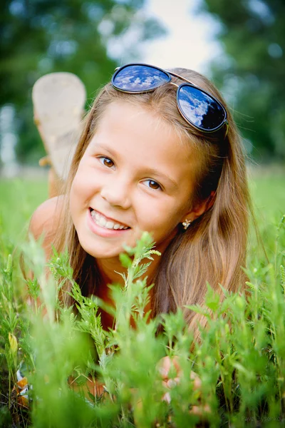 Sorrindo menina na grama . — Fotografia de Stock