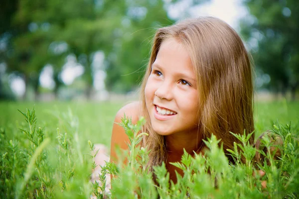 Souriante fille sur l'herbe . — Photo