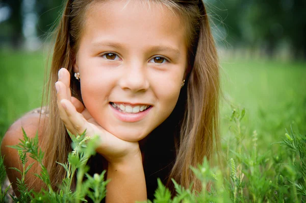 Sorrindo menina na grama . — Fotografia de Stock