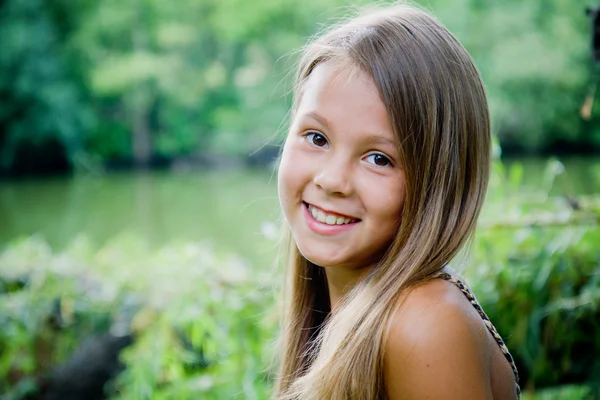 Smiling girl on the grass. — Stock Photo, Image