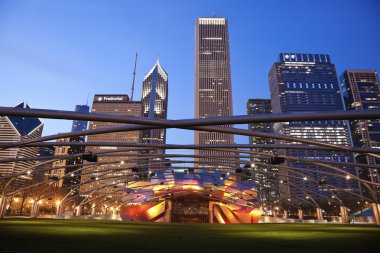 Ay Pritzker Pavyonu Millenium Park ve Randolph Avenue Binası