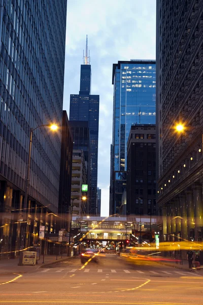 Adams Street and Willis Tower — Stock Photo, Image