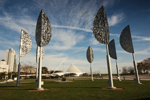 Árboles de metal y Museo de Arte de Milwaukee — Foto de Stock