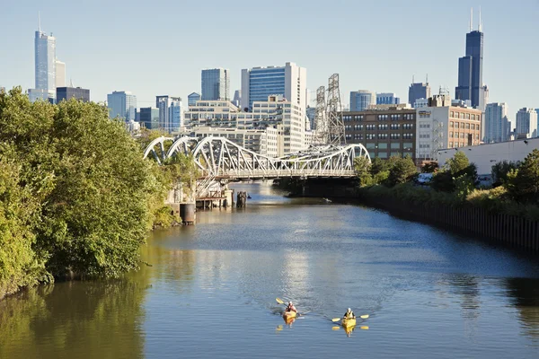 Kajakpaddling på chicago-floden — Stockfoto