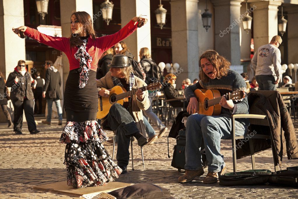 Группа Фламенко Выступает На Площади Plaza Mayor – Стоковое.