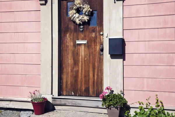 Stare drzwi w salem — Zdjęcie stockowe