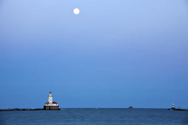 Luna piena che sorge sopra il lago Michigan e il faro di Chicago — Foto Stock