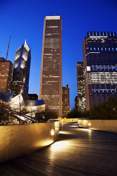 Voetgangers brug en chicago skyline — Stockfoto