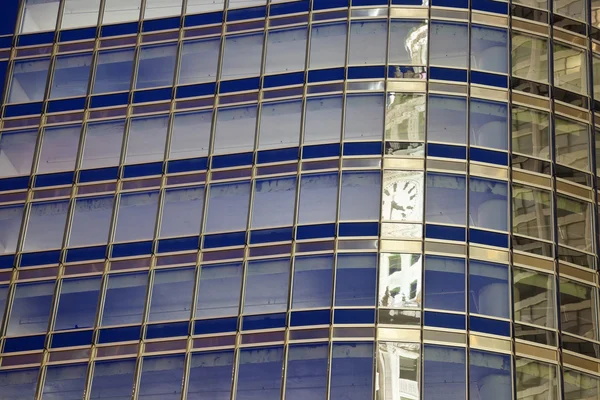 Armbanduhr spiegelt sich im Trumpfturm wider — Stockfoto