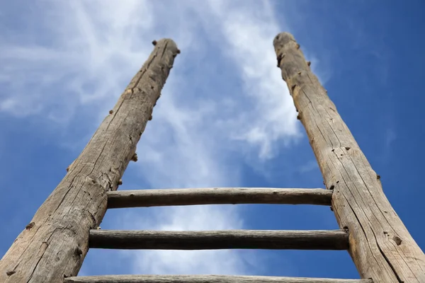 Лестница и небо — стоковое фото