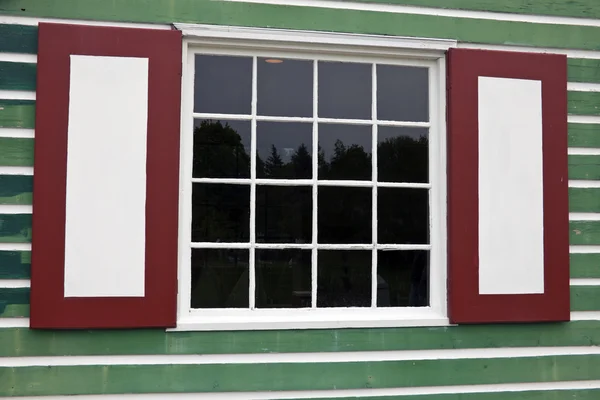 Kolorowe okiennice — Zdjęcie stockowe