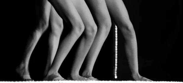 Füße einer Gruppe von drei lyrischen Tänzern — Stockfoto