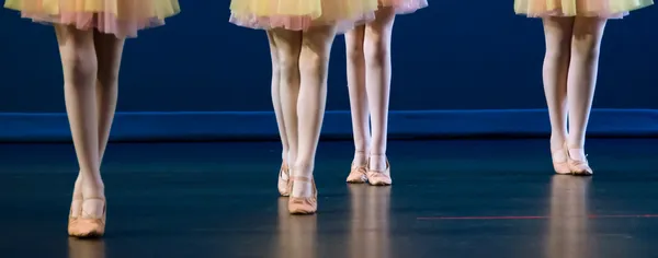 Pies de cuarteto de bailarinas en zapatos planos — Foto de Stock