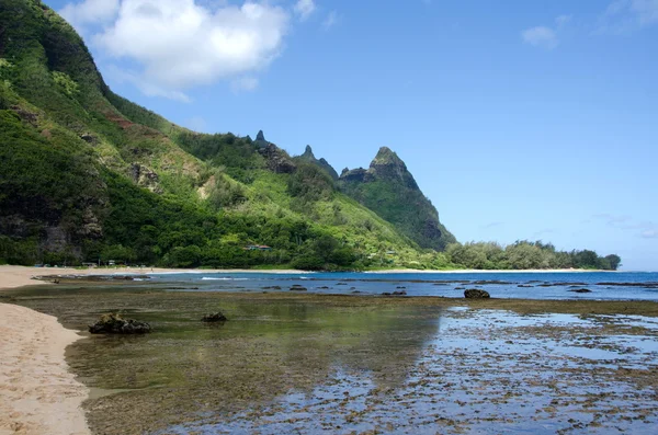 sabah gölgeler ve düşük gelgit haena beach, north shore, kauai