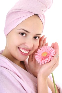 bornoz gerbera ile genç güzel kadın