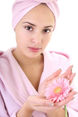 bornoz gerbera ile genç güzel kadın