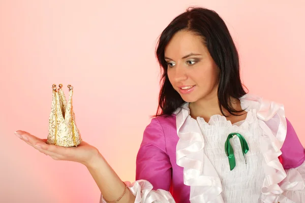 ピンクの背景の上の王冠と美しい王女 — ストック写真
