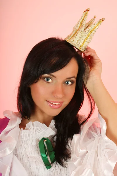 Schöne Prinzessin mit Krone auf rosa Hintergrund — Stockfoto