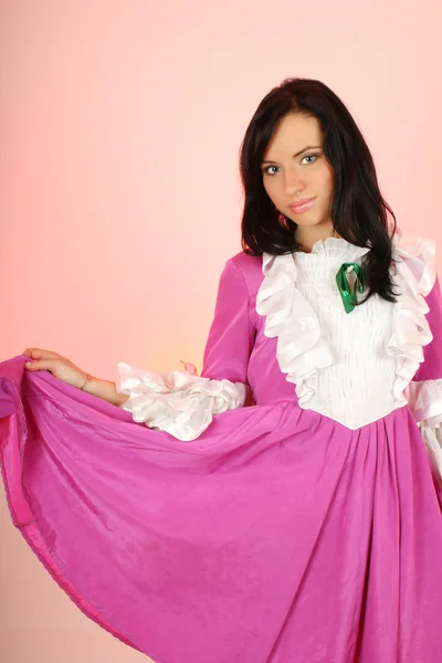 Attraktive Frau im rosa Kleid — Stockfoto