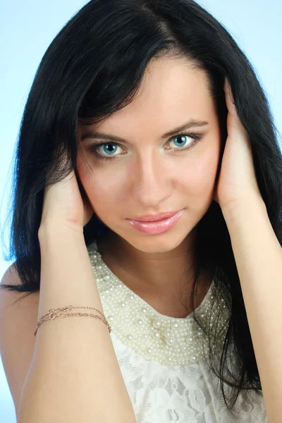 Çekici bir kadın saçı mavi arka plan üzerinde düzeltme — Stok fotoğraf