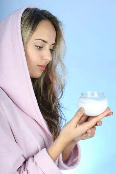 Mujer joven con la crema después del baño —  Fotos de Stock